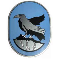 Tile, Round 6 x 8 Oval with Ravenclaw Crest with Black and Pearl Dark Gray Eagle and Rock with Roots on Medium Blue Background Pattern : {сребърно метален}