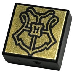 Tile 1 x 1 with Groove with Hogwarts Crest on Gold Background Pattern: {черен}
