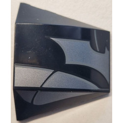 Wedge 4 x 3 Triple Curved No Studs with Silver Batman Logo and Armor Plates with Dark Bluish Outlines Pattern Model Right Side: {черен}