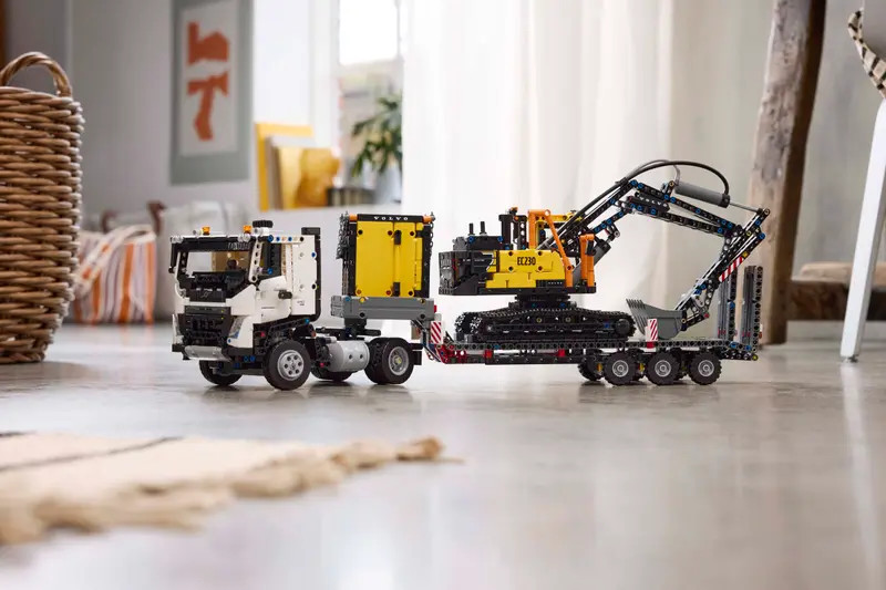 Камион Volvo FMX и електрически багер EC230 – ТЕХНИК