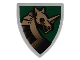 Minifigure, Shield Triangular with Gold Armored Horse (Unicorn) on Dark Green Background Pattern: {умерено каменно сив}