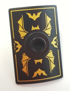 Minifigure, Shield Rectangular Curved Scutum with Stud with Gold Bat Wings and Bats Pattern: {черен}
