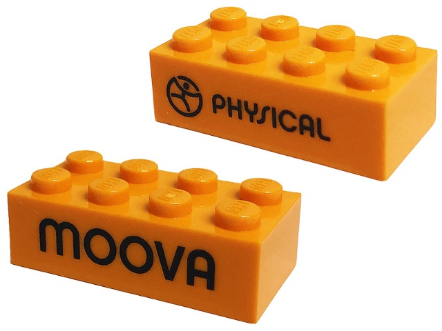 Brick 2 x 4 with Black 'PHYSICAL' and 'MOOVA' Pattern on Opposite Sides (Play Day 2019): {ярко оранжев}