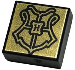 Tile 1 x 1 with Groove with Hogwarts Crest on Gold Background Pattern: {черен}
