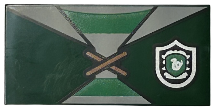 Tile 2 x 4 with Quidditch Robe Tied over Shirt with Green and Light Bluish Gray Stripes, Slytherin Crest Pattern (BrickHeadz Draco Malfoy Torso): {земно зелен}
