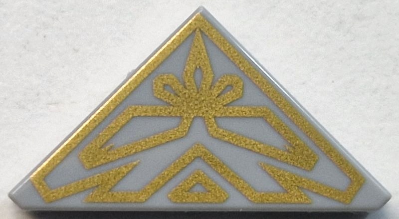 Tile, Modified 2 x 2 Triangular with Gold Geometric Lines Pattern (BrickHeadz Gimli Helmet): {умерено каменно сив}