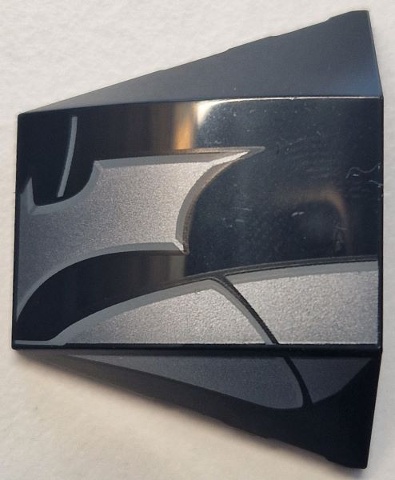 Wedge 4 x 3 Triple Curved No Studs with Silver Batman Logo and Armor Plates with Dark Bluish Outlines Pattern Model Left Side: {черен}