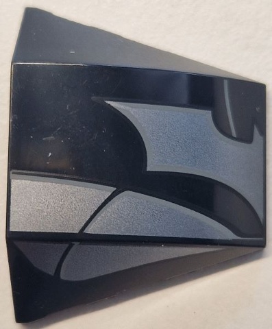Wedge 4 x 3 Triple Curved No Studs with Silver Batman Logo and Armor Plates with Dark Bluish Outlines Pattern Model Right Side: {черен}