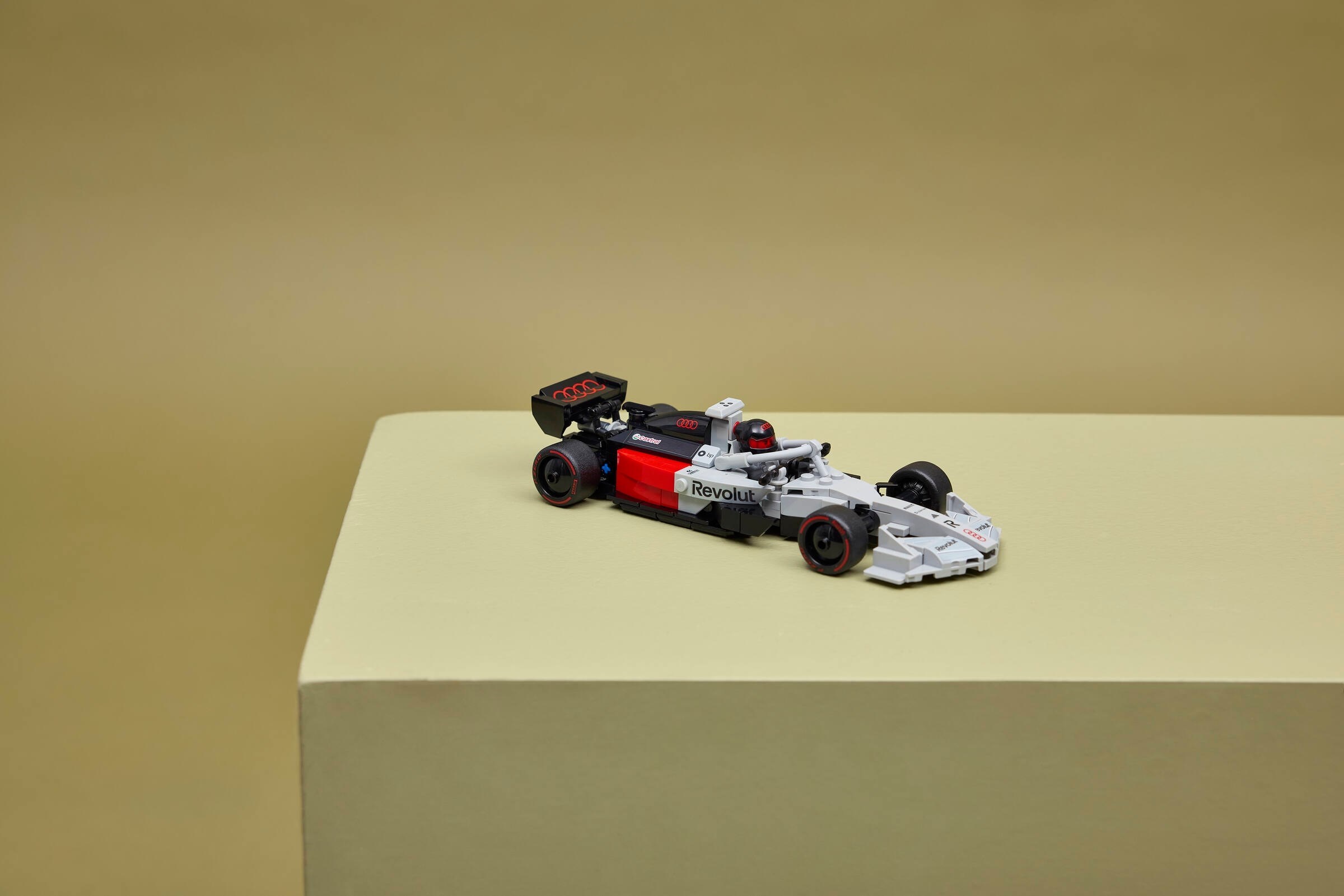 Състезателна кола Audi Revolut F1® Team R26 – СКОРОСТНИ ШАМПИОНИ