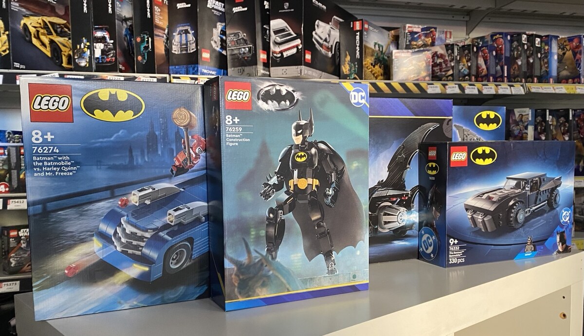 Различни LEGO Batman модели в реалния магазин на БО ХОБИ