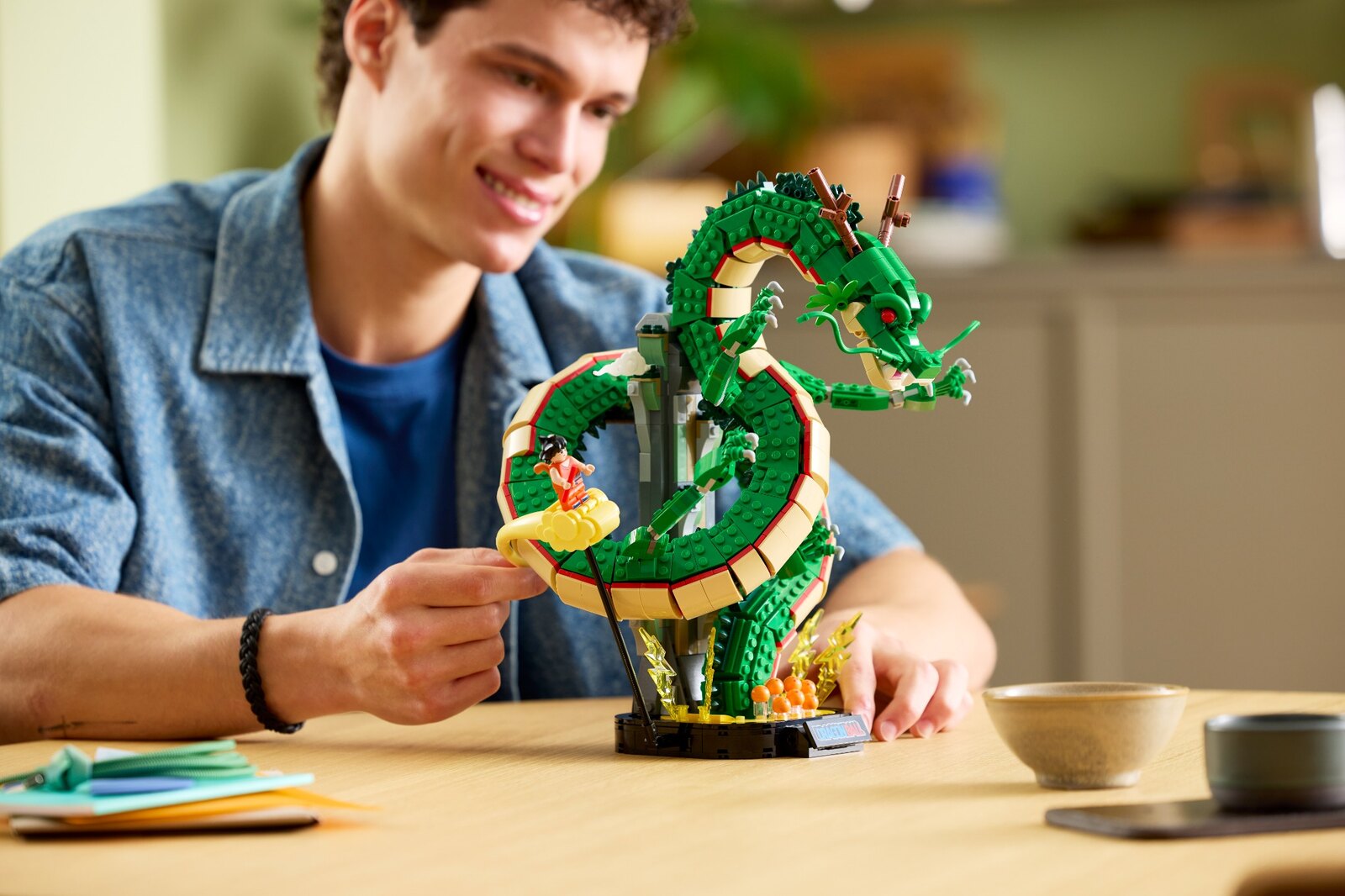 LEGO Icons 11390 Шенрон и Гоку до човек за представа за реалния размер