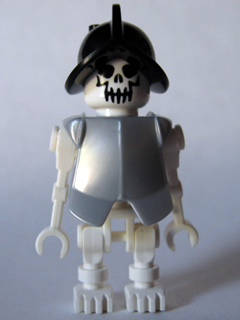 Skeleton, Fantasy Era Torso with Evil Skull, Black Conquistador Helmet, Pearl Light Gray Armor – ИНДИАНА ДЖОУНС